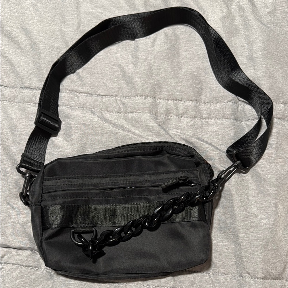 Stylish Black Crossbody Bag with Chain Detail